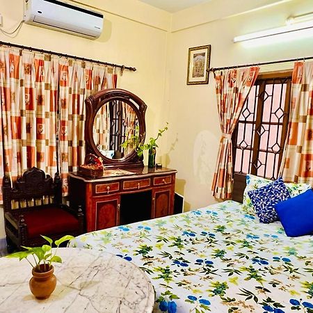 Spacious Apt With Antique Furniture ,Ac & Kitchen Kalkata Exteriér fotografie